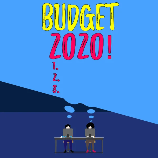 Redacción de texto a mano Presupuesto 2020. Concepto que significa estimación de ingresos y gastos para el próximo año o en curso Dos hombres sentados detrás del escritorio cada uno portátil compartiendo burbuja de pensamiento en blanco . —  Fotos de Stock