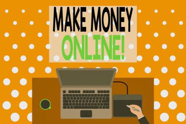 Kelime yazma metni Para Çevrimiçi Yap. Internet 'i serbest çalışmak ya da pazarlamak gibi iş konsepti. Üst görünüm, ahşap masa işçisi tablet kahve fincanı ofisi çiziyor..