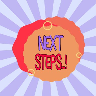 Sonraki Adımları gösteren metin işareti. Kavramsal fotoğraf, ilkini bitirdikten sonra yaptığınız bir şeydir. Asimetrik düzensiz biçimli şekil nesne ana hatları çok renkli tasarım..