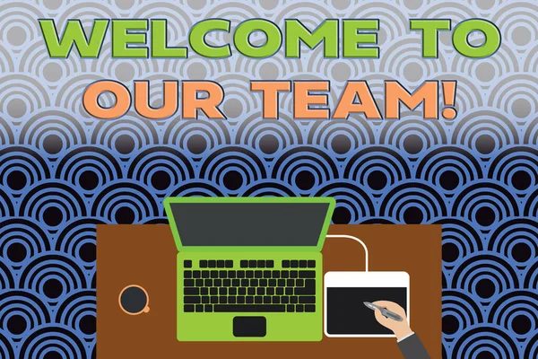 Scrittura concettuale a mano che mostra Welcome To Our Team. Business foto testo introducendo un altro dimostrando ai tuoi compagni di squadra Laptop scrivania di legno disegno tablet tazza di caffè ufficio . — Foto Stock