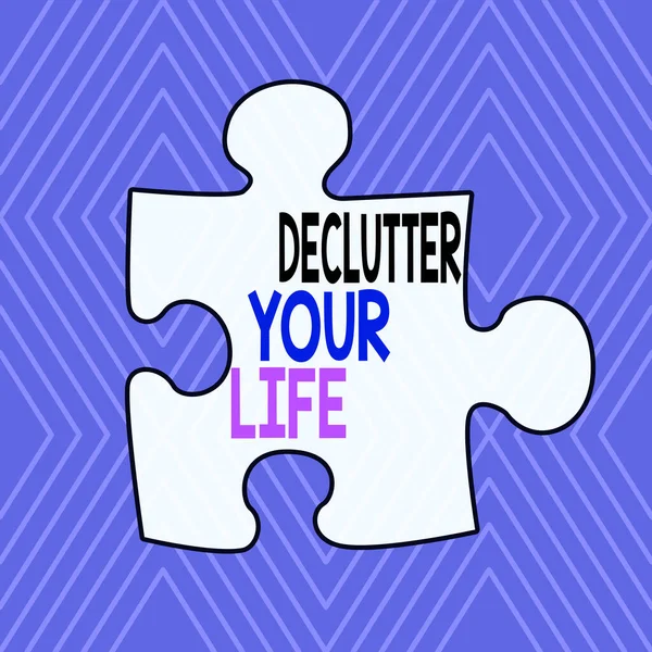 Текстовый знак, показывающий Declutter Your Life. Концептуальное фото Для устранения посторонних вещей или информации в жизни Бесконечный геометрический концентрический узел ромба против сирени фон . — стоковое фото