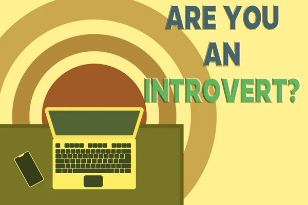 Slovo psaní textu Are You An Introvertquestion. Obchodní koncept pro demonstraci, kdo má tendenci otáčet dovnitř mentálně horní pohled kancelář pracoviště notebook ležící dřevěný stůl smartphone straně. — Stock fotografie