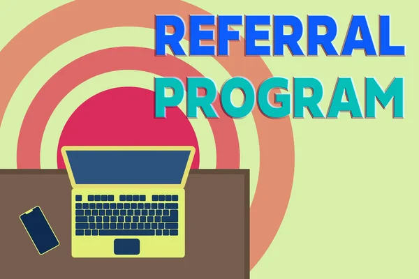 Word writing text Referral Program. Obchodní koncepce pro zaměstnance jsou odměněny za zavedení vhodných rekrutů horní pohled kancelář pracoviště notebook ležící dřevěný stůl smartphone straně. — Stock fotografie