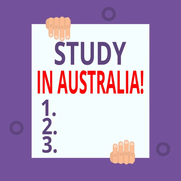 Pisanie notatki pokazującej Study In Australia. Biznes zdjęcia showcasing będzie w obcym kraju porządku zakończyć studia Dwie ręce trzymać jeden duży pusty biały papier umieszczony na górze i na dole. — Zdjęcie stockowe