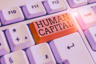 Huanalysis Capital'i gösteren kavramsal el yazısı. İş fotoğraf metin Somut Olmayan Kolektif Kaynaklar Yetkinlik Sermaye Eğitim Beyaz bilgisayar klavye beyaz arka plan üzerinde not kağıdı ile.