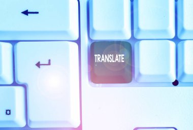 Translate gösteren kavramsal el yazısı. İş fotoğraf metni Hedef dil beyaz bilgisayar klavyesi ile aynı eşdeğer anlamı olan başka bir kelime beyaz arka plan üzerinde not kağıdı ile.