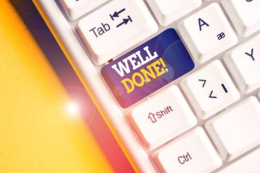 Aferin Done'yi gösteren kavramsal el yazısı. İş fotoğraf vitrin kullanılan övme gösteren veya grup bir şey için iyi bir şekilde Beyaz pc klavye beyaz arka plan üzerinde not kağıdı ile yaptık.