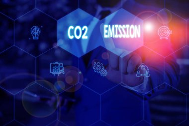 Kelime yazma metin Co2 Emisyon. Zaman içinde atmosfere sera gazlarının serbest bırakılması için İş konsepti Erkek giyim resmi iş elbisesi akıllı cihaz kullanarak sunum sunan.
