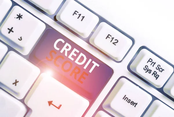 Schrijf notitie met de credit score. Zakelijke fotopresentatie vertegenwoordigen de kredietwaardigheid van een individuele kredietverstrekkers wit PC-toetsenbord met notitie papier boven de witte achtergrond. — Stockfoto