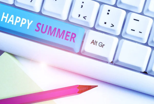 Tekst pisma ręcznego Happy Summer. Koncepcja rozumieniu plaże Sunshine relaks ciepły Sunny Season Solstice biała klawiatura PC z pustym papierze notatki powyżej białego tła klucz kopii miejsca. — Zdjęcie stockowe