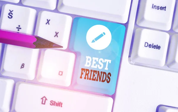 Kelime yazma metni Best Friends. Diğer göstericilerin üzerinde değer gösteren A için İş konsepti Forever buddies Beyaz pc klavye beyaz arka plan tuşu kopyalama alanı üzerinde boş not kağıdı ile. — Stok fotoğraf