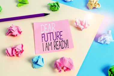 Sevgili Geleceğimi gösteren bir not yazıyorum. İş fotoğraf vitrin devlet eylem durum tamamen hazırlanmış renkli buruşuk kağıtları boş hatırlatma mavi sarı clothespin olmak.