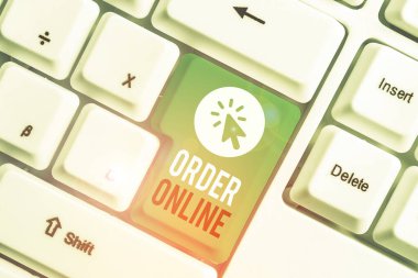 Order Online'ı gösteren not yazma. Beyaz arka plan üzerinde not kağıdı ile internet Beyaz pc klavye üzerinden satıcılardan mal ve hizmet satın alma İş fotoğraf vitrin.