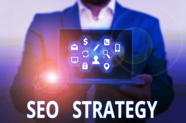 Seo Stratejisini gösteren kavramsal el yazısı. İnternet sitesinin ziyaretçilerini artırmak için iş fotoğrafı metni teknikleri ve taktikleri.