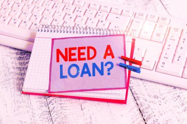 Kelime yazma metni Bir Kredi soru gerekir. Gösteren veya iş maliyesi için bir para sunmak için iş konsepti defter kağıt hatırlatma clothespin iğneli levha beyaz klavye ışık ahşap.