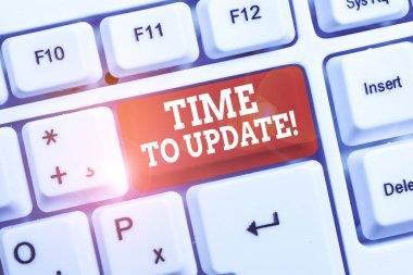 El yazısı metin Zaman Güncelleştirme. Kavram beyaz arka plan tuşu kopyalama alanı üzerinde boş not kağıdı ile bir şey daha modern Beyaz pc klavye yapmak için bu doğru an anlamı.