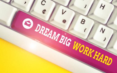 Kelime yazma metin Dream Big Work Hard. Kendinize inan ve beyaz arka plan tuşu kopyalama alanı üzerinde boş not kağıdı ile hayalleri ve hedefleri beyaz pc klavye izleyin için İş kavramı.