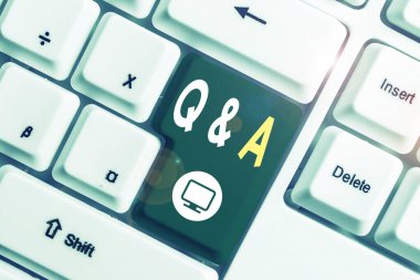 Q Ve A. Kavramsal fotoğraf gösteren metin işareti bir süre veya bir fırsat birisi beyaz arka plan tuşu kopyalama alanı üzerinde boş not kağıdı ile sorular Beyaz pc klavye yanıtlar.