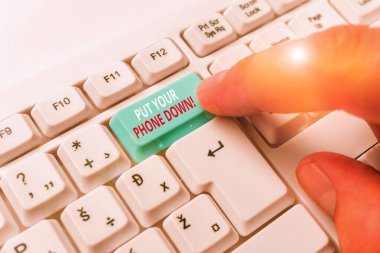 Telefonunuzu Aşağı Yatır'ı gösteren not yazma. Veda arayan Beyaz pc klavye beyaz arka plan üzerinde not kağıdı söyleyerek son telefon bağlantısı vitrine.