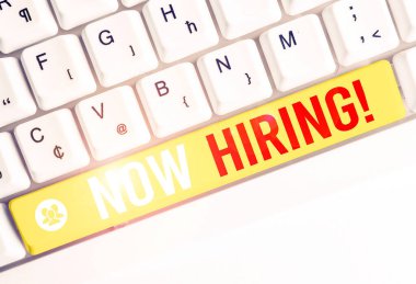 Kelime yazma metni Şimdi İşe. Gelecekteki çalışanlarla iş ilişkisini değerlendirmek için iş konsepti Beyaz pc klavye si boş not kağıdı ile beyaz arka plan tuşu kopyalama alanının üzerinde.