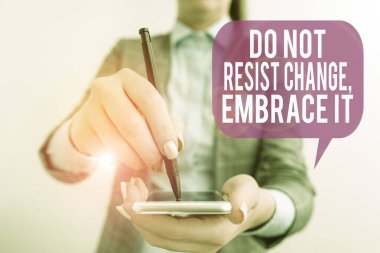 Kelime yazma metni Değişikliğe Karşı koyma Kucakla onu. Değişikliklere açık olmak için iş konsepti. Yeni şeyler deneyin. Pozitif iş kadını kalemle boş alanı işaret ediyor..