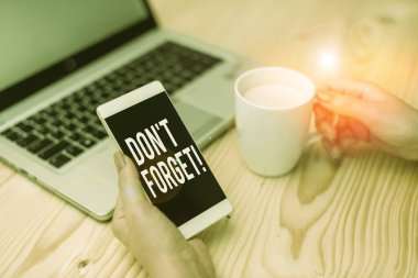 El yazısı metni, unutma. Birine önemli bir gerçeği veya detayı hatırlatmak için kullanılan kavram. Laptop bilgisayarlı akıllı telefon sabıka ofisi teknolojik cihazlar sağlar..