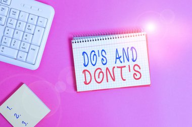 Do S ve Dont S. kavramsal fotoğraf kurallarını veya geleneklerini gösteren bir metin işareti. Bazı aktiviteler veya eylemler hakkında. Klasik ahşap masa üzerine yerleştirilmiş donanım ve bilgisayar şeyleri hakkında..
