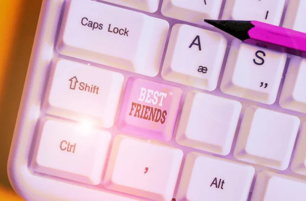 Writing note showing Best Friends. Business photo showcasing A demonstrating you value above other demonstratings Forever buddies White pc keyboard with note paper above the white background. — Stock Photo, Image