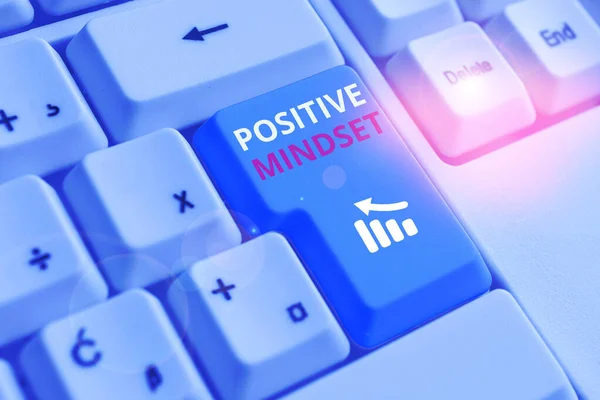 Conceptuele hand schrijven met positieve Mindset. Zakelijke foto tekst mentale houding in dewelke u verwacht gunstige resultaten wit PC-toetsenbord met notitie papier boven de witte achtergrond. — Stockfoto