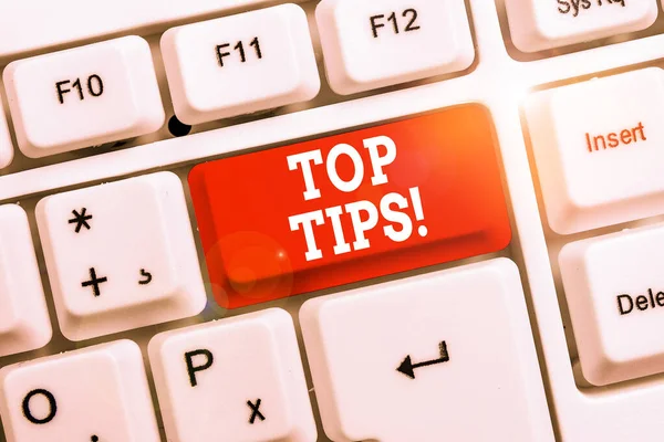 Handskrifts text topp tips. Koncept som betyder liten men särskilt användbar del av praktiska råd vit PC-tangentbord med tomt anteckningspapper ovanför vit bakgrund nyckel kopiera utrymme. — Stockfoto