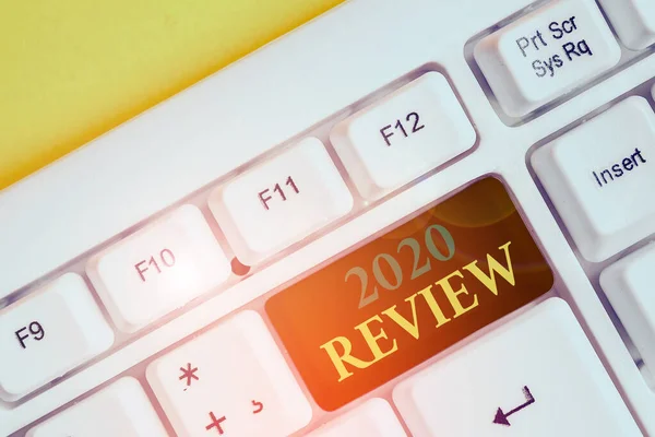 Texto de caligrafia 2020 Review. Conceito que significa ver eventos importantes ou ações que fizeram ano anterior Teclado de PC branco com papel de nota vazio acima espaço de cópia de chave de fundo branco . — Fotografia de Stock