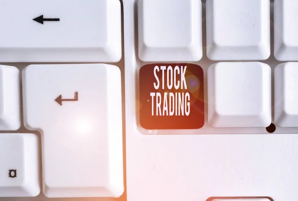 Writing note showing Stock Trading. Business photo showcasing Buy and Sell of Securities Electronically on the Exchange Floor White pc keyboard with note paper above the white background. — Stock Photo, Image