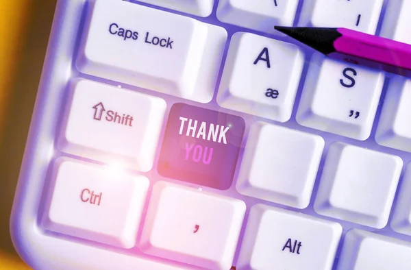 Writing note showing Thank You. Business photo showcasing polite expression used when acknowledging gift service compliment White pc keyboard with note paper above the white background. — Stock Photo, Image