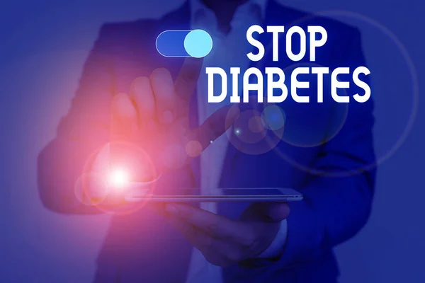 Tekst pisania słów Stop cukrzycy. Koncepcja biznesowa dla poziomu cukru we krwi jest wyższa niż zwykle Inject Insulin Mężczyzna nosić strój formalny pracy prezentując prezentację za pomocą inteligentnego urządzenia. — Zdjęcie stockowe