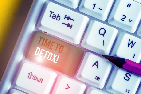 Escribiendo nota mostrando Tiempo para Desintoxicarse. Foto de negocios que muestra cuando purifica su cuerpo de toxinas o deja de consumir drogas Teclado blanco para PC con papel de nota sobre el fondo blanco . — Foto de Stock