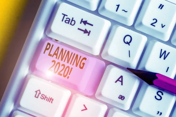 Escritura manual conceptual que muestra la planificación 2020. Proceso de texto fotográfico de negocios de hacer planes para algo el próximo año Teclado de PC blanco con papel de nota sobre el fondo blanco . — Foto de Stock