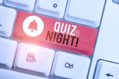 Mesaj işareti Quiz Night 'ı gösteriyor. Beyaz arkaplan anahtar alanının üzerinde boş not kağıdı bulunan bireyler arasındaki kavramsal fotoğraf akşam testi bilgi yarışması.