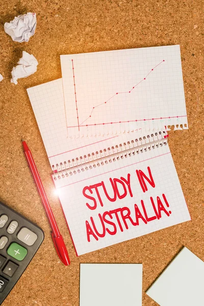 Изучение почерка в Австралии. Концепция, означающая, отправляясь в зарубежную страну заказ завершить учебу стол ноутбук бумажный офис картонные исследования картона поставляет таблицу . — стоковое фото