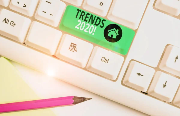 Rukopis napsaný v textu trendy 2020. Koncept znamenající obecný směr, ve kterém se něco vyvíjí nebo mění klávesnice White PC s prázdným papírem nad bílou na pozadí klávesa kopírovat prostor. — Stock fotografie