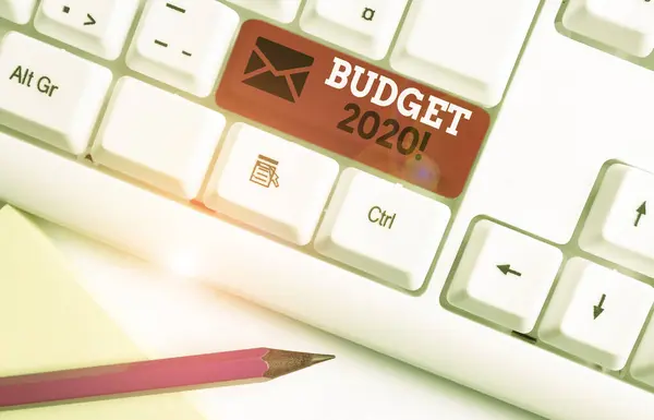 手写文本预算 2020。概念含义估计收入和支出的下一年或本年白色 pc 键盘与空白笔记纸上方的白色背景键复制空间. — 图库照片