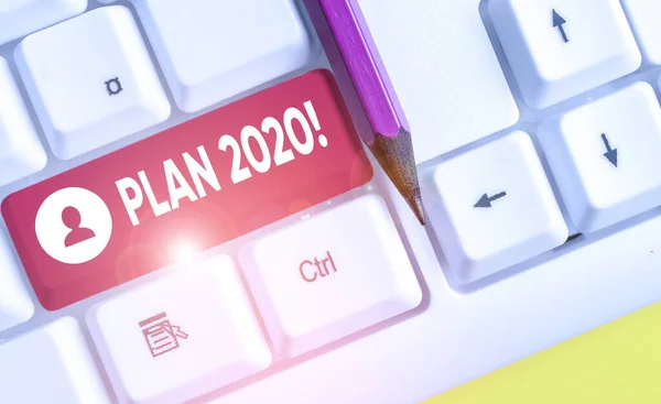 单词书写文本计划 2020。业务概念为详细的建议做实现的东西明年白色pc键盘与空白笔记纸上方的白色背景键复制空间. — 图库照片