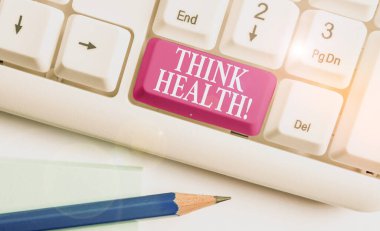 Think Health'i gösteren metin işareti. Tam fiziksel zihinsel ve sosyal iyi beyaz arka plan tuş kopyalama alanı üzerinde boş not kağıdı ile Beyaz pc klavye olmanın Kavramsal fotoğraf durumu.