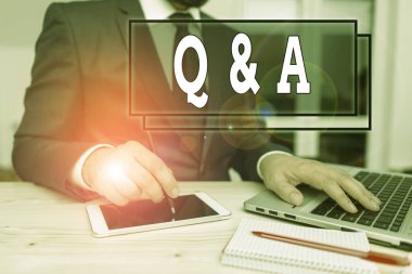 Soru-Cevap 'ı gösteren mesaj işareti. Sorulan sorular ve cevaplar olarak tanımlanan kavramsal fotoğraf. Erkek insan resmi kıyafetler giyer. Sunum için yüksek teknoloji akıllı telefonu kullanın..