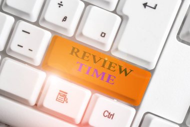 Kelime yazma metni İnceleme Süresi. Bir şeyi düşünmek veya konuşmak için iş konsepti Beyaz bilgisayar klavyesini beyaz arka plan tuşu kopyalama alanının üzerinde boş not kağıdıyla gözden geçirmek için zamanlamayı ayarlayın.