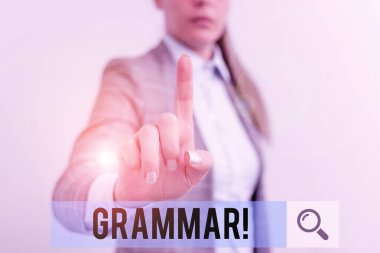 Gramer dersini gösteren bir not yazıyorum. İş fotoğraflarında, iş kadınlarıyla tüm sistem yapısı söz dizimi ve morfoloji Dijital iş kavramı gösteriliyor.