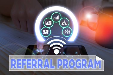 El yazısı metni Referans Programı. Konsept, çalışanların uygun adayları tanıttıkları için ödüllendirildiği anlamına geliyor. Fotoğraf sistemi şeması modern teknoloji akıllı aygıtı..