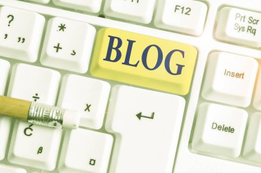 Blogu gösteren not yazılıyor. İş fotoğrafı gösterimi düzenli olarak güncellenmiş web sitesi web sayfası beyaz arkaplan üzerinde nota kağıdı ile bireysel beyaz pc klavye tarafından yönetiliyor.