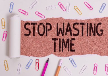 Boşa Zaman Harcamayı Durdur yazan bir mesaj. Kavramsal fotoğraf gösterimi ya da grup planlamaya başlayın ve bunu ahşap bir klasik masa arkaplanının üzerine yerleştirilmiş bilgece sabit ve yırtık karton kullanarak kullanın.