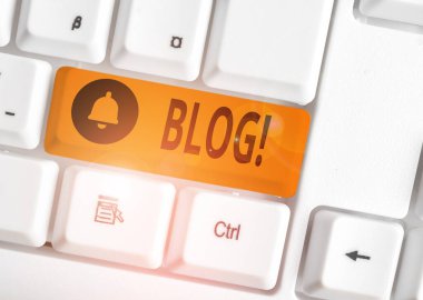 Blog 'u gösteren metin işareti. Kavramsal fotoğraf düzenli olarak güncellenmiş web sitesi sayfası beyaz arkaplan anahtar alanının üzerinde boş not kağıdı ile bireysel beyaz pc klavye tarafından çalıştırılıyor.