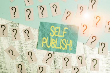 Kişisel Yayıncılık 'ın el yazısı. Kavram demek, yazar kendi parasıyla çalışır. Ahşap masanın üzerinde kalın kartonla yazılmış ve ufalanan kağıtlar..